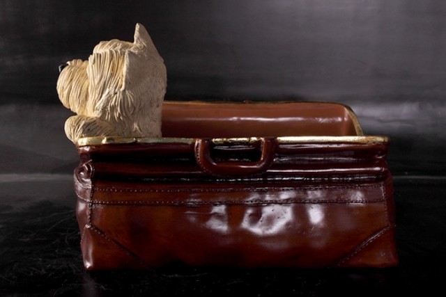 가방에 들어간 화이트 테리어 강아지 카페인테리어소품 대형 장식인형 조형물